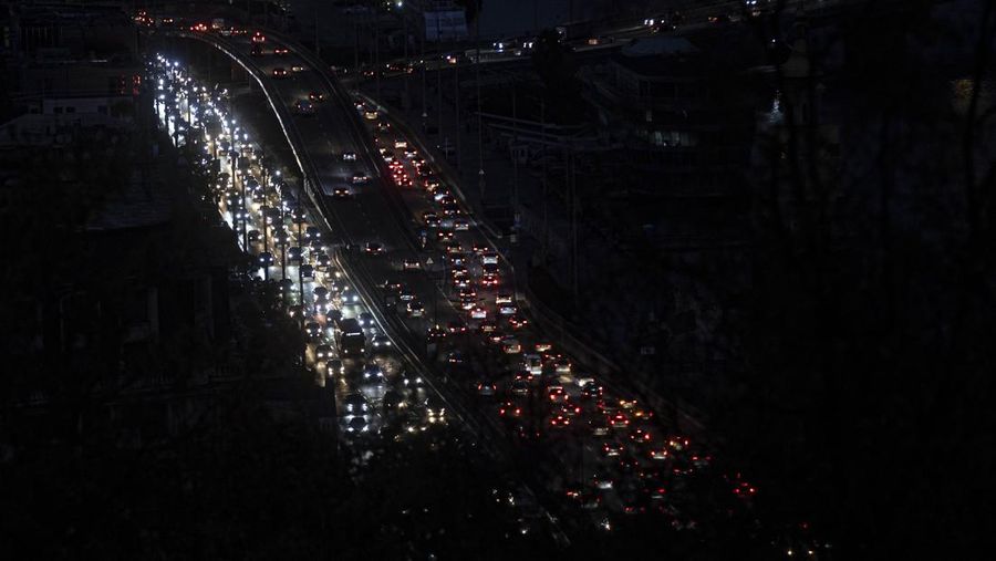 Serangan Rusia ke Ukraina pada Sabtu (22/10/2022) telah membuat negara itu mengalami mati lampu besar-besaran. Pasalnya, Moskow dilaporkan juga menyasar fasilitas energi dan kelistrikan negara itu. (Getty Images/Christian Ender)