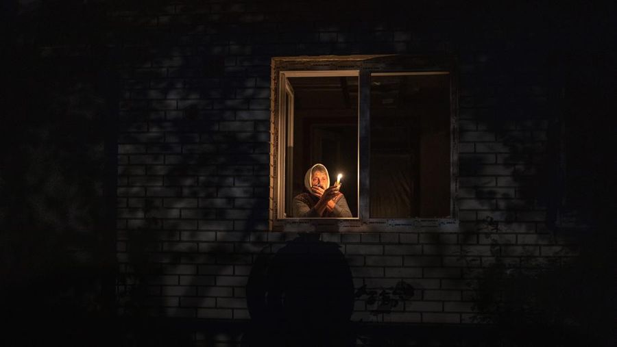 Serangan Rusia ke Ukraina pada Sabtu (22/10/2022) telah membuat negara itu mengalami mati lampu besar-besaran. Pasalnya, Moskow dilaporkan juga menyasar fasilitas energi dan kelistrikan negara itu. (Getty Images/Christian Ender)