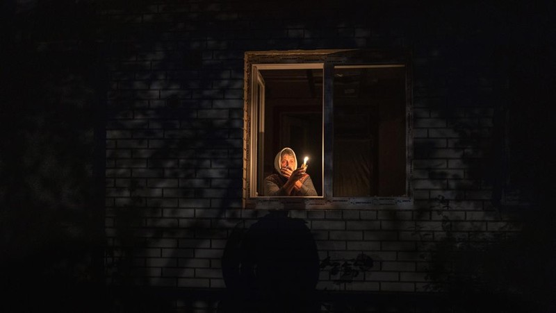 Serangan Rusia ke Ukraina pada Sabtu (22/10/2022) telah membuat negara itu mengalami mati lampu besar-besaran. Pasalnya, Moskow dilaporkan juga menyasar fasilitas energi dan kelistrikan negara itu. (Getty Images/Christian Ender)