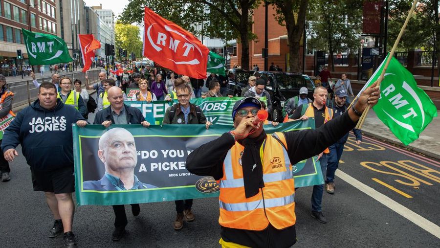 Spanduk bertuliskan 'Mahasiswa dan pekerja untuk menaikkan upah dan untuk mengindeks upah pada inflasi' dibentangkan saat lebih dari 7.000 orang berdemonstrasi di Toulouse selama hari pemogokan nasional, Rabu (19/10/2022).  (Photo by Alain Pitton/NurPhoto via Getty Images)