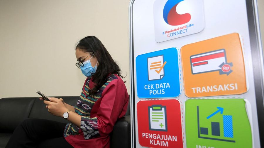Presiden Direktur Panin Dai-ichi Life, Fadjar Gunawan (kedua kiri) didampingi oleh Chief Distribution Officer Masakazu Kimura (kiri) secara simbolis melakukan serah terima klaim kepada nasabah didampingi oleh Financial Advisor Michael Wuhantiono (kedua kanan) dan Chief Agency Officer Darwin Gunawan di Kantor Pusat Panin Dai-ichi Life Jakarta, Senin (24/10/2022). Penyerahan klaim yang dilakukan dengan menerapkan protokol kesehatan sesuai dengan peraturan pemerintah ini membuktikan komitmennya dalam memberikan layanan terbaik kepada nasabah, Panin Dai-ichi Life dengan bayarkan klaim penyakit kritis dengan total nilai Rp 3,35 Miliar. Klaim ini merupakan salah satu manfaat tambahan penyakit kritis yaitu Waiver of Premium Plus 65, Smart Crisis Cover Plus, Additional Crisis Cover yang dipasarkan melalui jalur keagenan.