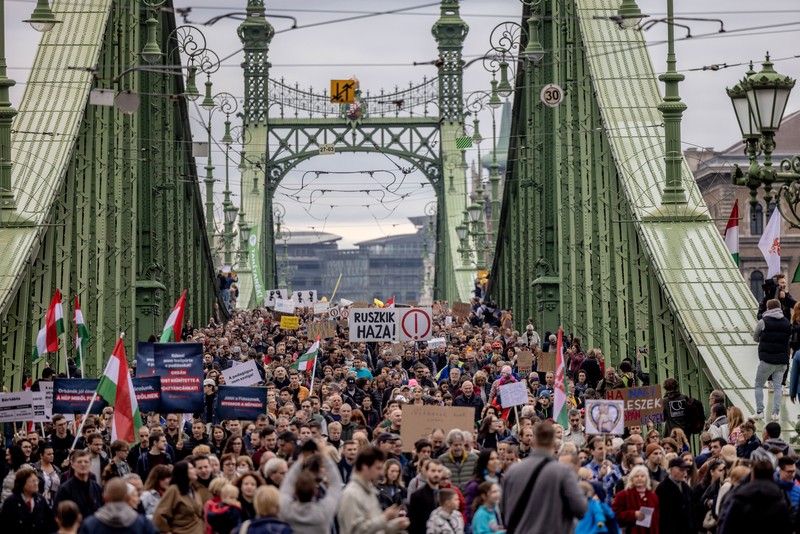 Spanduk bertuliskan 'Mahasiswa dan pekerja untuk menaikkan upah dan untuk mengindeks upah pada inflasi' dibentangkan saat lebih dari 7.000 orang berdemonstrasi di Toulouse selama hari pemogokan nasional, Rabu (19/10/2022).  (Photo by Alain Pitton/NurPhoto via Getty Images)