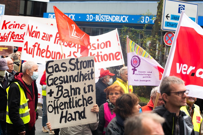 Spanduk bertuliskan 'Mahasiswa dan pekerja untuk menaikkan upah dan untuk mengindeks upah pada inflasi' dibentangkan saat lebih dari 7.000 orang berdemonstrasi di Toulouse selama hari pemogokan nasional, Rabu (19/10/2022).  (Photo by Alain Pitton/NurPhoto via Getty Images)