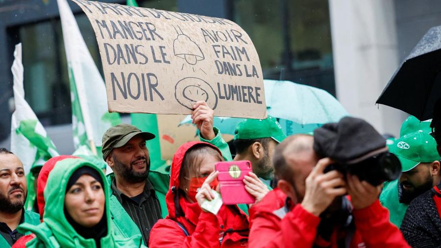 Orang-orang berdemonstrasi menentang harga energi yang tinggi di Eropa, selama KTT para pemimpin Eropa, di Brussels, Belgia, Kamis (20/10/2022).  (REUTERS/Piroschka van de Wouw)