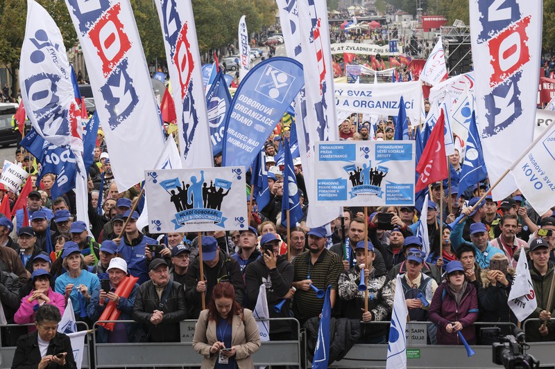 Spanduk bertuliskan 'Mahasiswa dan pekerja untuk menaikkan upah dan untuk mengindeks upah pada inflasi' dibentangkan saat lebih dari 7.000 orang berdemonstrasi di Toulouse selama hari pemogokan nasional, Rabu (19/10/2022).  (Photo by Alain Pitton/NurPhoto via Getty Images)