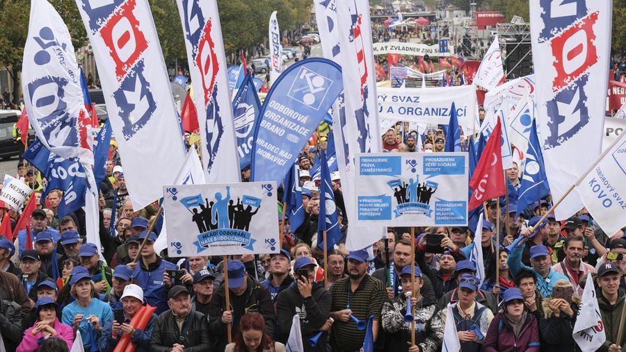 Spanduk bertuliskan 'Mahasiswa dan pekerja untuk menaikkan upah dan untuk mengindeks upah pada inflasi' dibentangkan saat lebih dari 7.000 orang berdemonstrasi di Toulouse selama hari pemogokan nasional, Rabu (19/10/2022).  (Photo by Alain Pitton/NurPhoto via Getty Images)