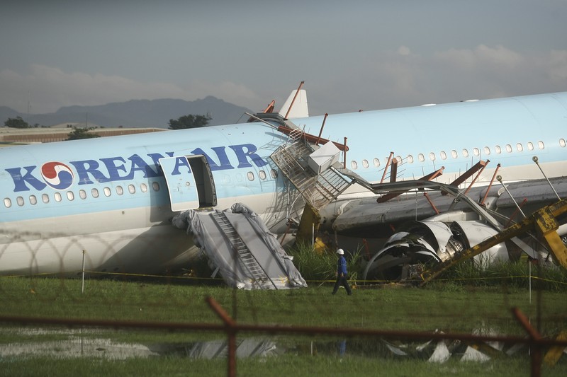 Kecelakaan Pesawat Korean Air Lines di Bandara Internasional Mactan Cebu di Cebu, Filipina Kondisi pesawat Korean Air Lines Co. yang rusak usai overshot the runway atau melaju hingga melewati landasan saat mendarat di Bandara Internasional Mactan Cebu di Cebu, Filipina tengah, Senin (24/10/2022). Pesawat maskapai Korean Air jenis Airbus SE A330 yang membawa 173 penumpang mengalami insiden selah berhasil menyentuh landasan, namun terus melaju hingga melewati ujung landasan saat cuaca buruk dan pihak berwenang mengatakan semua penumpang dalam pesawat selamat. (Civil Aviation Authority of the Philippines via AP)