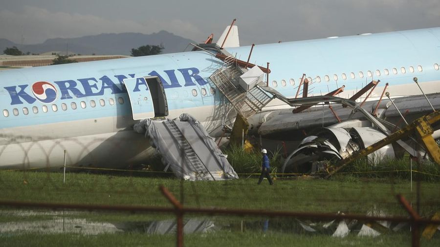 Kondisi pesawat Korean Air Lines Co. yang rusak usai overshot the runway atau melaju hingga melewati landasan saat mendarat di Bandara Internasional Mactan Cebu di Cebu, Filipina tengah, Senin (24/10/2022). Pesawat maskapai Korean Air jenis Airbus SE A330 yang membawa 173 penumpang mengalami insiden selah berhasil menyentuh landasan, namun terus melaju hingga melewati ujung landasan saat cuaca buruk dan pihak berwenang mengatakan semua penumpang dalam pesawat selamat. (Civil Aviation Authority of the Philippines via AP)