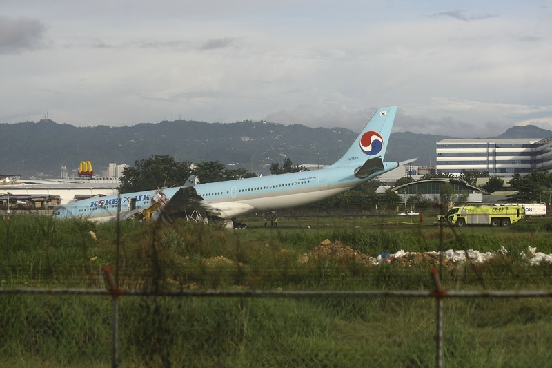 Kecelakaan Pesawat Korean Air Lines di Bandara Internasional Mactan Cebu di Cebu, Filipina Kondisi pesawat Korean Air Lines Co. yang rusak usai overshot the runway atau melaju hingga melewati landasan saat mendarat di Bandara Internasional Mactan Cebu di Cebu, Filipina tengah, Senin (24/10/2022). Pesawat maskapai Korean Air jenis Airbus SE A330 yang membawa 173 penumpang mengalami insiden selah berhasil menyentuh landasan, namun terus melaju hingga melewati ujung landasan saat cuaca buruk dan pihak berwenang mengatakan semua penumpang dalam pesawat selamat. (Civil Aviation Authority of the Philippines via AP)