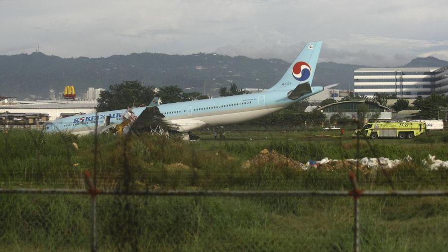 Kondisi pesawat Korean Air Lines Co. yang rusak usai overshot the runway atau melaju hingga melewati landasan saat mendarat di Bandara Internasional Mactan Cebu di Cebu, Filipina tengah, Senin (24/10/2022). Pesawat maskapai Korean Air jenis Airbus SE A330 yang membawa 173 penumpang mengalami insiden selah berhasil menyentuh landasan, namun terus melaju hingga melewati ujung landasan saat cuaca buruk dan pihak berwenang mengatakan semua penumpang dalam pesawat selamat. (Civil Aviation Authority of the Philippines via AP)