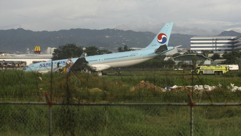 Kondisi pesawat Korean Air Lines Co. yang rusak usai overshot the runway atau melaju hingga melewati landasan saat mendarat di Bandara Internasional Mactan Cebu di Cebu, Filipina tengah, Senin (24/10/2022). Pesawat maskapai Korean Air jenis Airbus SE A330 yang membawa 173 penumpang mengalami insiden selah berhasil menyentuh landasan, namun terus melaju hingga melewati ujung landasan saat cuaca buruk dan pihak berwenang mengatakan semua penumpang dalam pesawat selamat. (Civil Aviation Authority of the Philippines via AP)