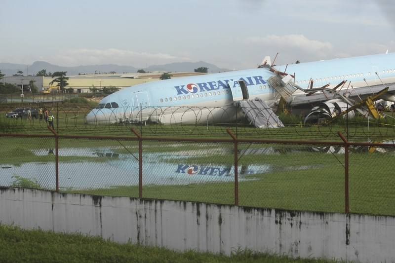 Kecelakaan Pesawat Korean Air Lines di Bandara Internasional Mactan Cebu di Cebu, Filipina Kondisi pesawat Korean Air Lines Co. yang rusak usai overshot the runway atau melaju hingga melewati landasan saat mendarat di Bandara Internasional Mactan Cebu di Cebu, Filipina tengah, Senin (24/10/2022). Pesawat maskapai Korean Air jenis Airbus SE A330 yang membawa 173 penumpang mengalami insiden selah berhasil menyentuh landasan, namun terus melaju hingga melewati ujung landasan saat cuaca buruk dan pihak berwenang mengatakan semua penumpang dalam pesawat selamat. (Civil Aviation Authority of the Philippines via AP)