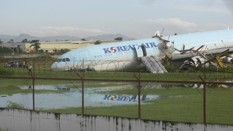 Kondisi pesawat Korean Air Lines Co. yang rusak usai overshot the runway atau melaju hingga melewati landasan saat mendarat di Bandara Internasional Mactan Cebu di Cebu, Filipina tengah, Senin (24/10/2022). Pesawat maskapai Korean Air jenis Airbus SE A330 yang membawa 173 penumpang mengalami insiden selah berhasil menyentuh landasan, namun terus melaju hingga melewati ujung landasan saat cuaca buruk dan pihak berwenang mengatakan semua penumpang dalam pesawat selamat. (Civil Aviation Authority of the Philippines via AP)