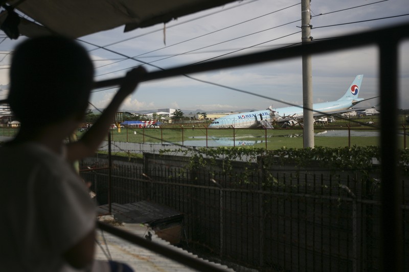 Kecelakaan Pesawat Korean Air Lines di Bandara Internasional Mactan Cebu di Cebu, Filipina Kondisi pesawat Korean Air Lines Co. yang rusak usai overshot the runway atau melaju hingga melewati landasan saat mendarat di Bandara Internasional Mactan Cebu di Cebu, Filipina tengah, Senin (24/10/2022). Pesawat maskapai Korean Air jenis Airbus SE A330 yang membawa 173 penumpang mengalami insiden selah berhasil menyentuh landasan, namun terus melaju hingga melewati ujung landasan saat cuaca buruk dan pihak berwenang mengatakan semua penumpang dalam pesawat selamat. (Civil Aviation Authority of the Philippines via AP)