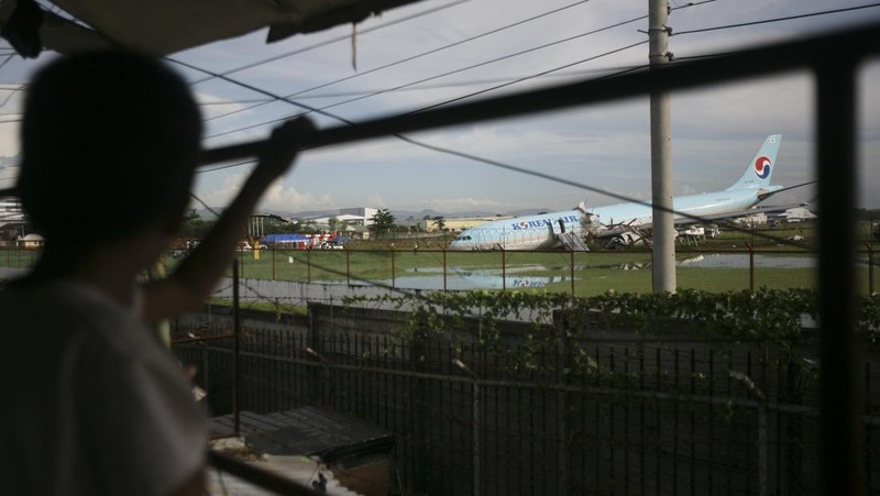 Kondisi pesawat Korean Air Lines Co. yang rusak usai overshot the runway atau melaju hingga melewati landasan saat mendarat di Bandara Internasional Mactan Cebu di Cebu, Filipina tengah, Senin (24/10/2022). Pesawat maskapai Korean Air jenis Airbus SE A330 yang membawa 173 penumpang mengalami insiden selah berhasil menyentuh landasan, namun terus melaju hingga melewati ujung landasan saat cuaca buruk dan pihak berwenang mengatakan semua penumpang dalam pesawat selamat. (Civil Aviation Authority of the Philippines via AP)