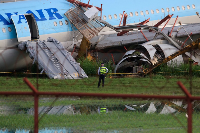 Kecelakaan Pesawat Korean Air Lines di Bandara Internasional Mactan Cebu di Cebu, Filipina Kondisi pesawat Korean Air Lines Co. yang rusak usai overshot the runway atau melaju hingga melewati landasan saat mendarat di Bandara Internasional Mactan Cebu di Cebu, Filipina tengah, Senin (24/10/2022). Pesawat maskapai Korean Air jenis Airbus SE A330 yang membawa 173 penumpang mengalami insiden selah berhasil menyentuh landasan, namun terus melaju hingga melewati ujung landasan saat cuaca buruk dan pihak berwenang mengatakan semua penumpang dalam pesawat selamat. (Civil Aviation Authority of the Philippines via AP)