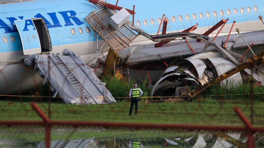 Kondisi pesawat Korean Air Lines Co. yang rusak usai overshot the runway atau melaju hingga melewati landasan saat mendarat di Bandara Internasional Mactan Cebu di Cebu, Filipina tengah, Senin (24/10/2022). Pesawat maskapai Korean Air jenis Airbus SE A330 yang membawa 173 penumpang mengalami insiden selah berhasil menyentuh landasan, namun terus melaju hingga melewati ujung landasan saat cuaca buruk dan pihak berwenang mengatakan semua penumpang dalam pesawat selamat. (Civil Aviation Authority of the Philippines via AP)