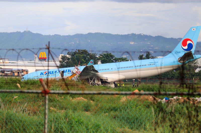 Kecelakaan Pesawat Korean Air Lines di Bandara Internasional Mactan Cebu di Cebu, Filipina Kondisi pesawat Korean Air Lines Co. yang rusak usai overshot the runway atau melaju hingga melewati landasan saat mendarat di Bandara Internasional Mactan Cebu di Cebu, Filipina tengah, Senin (24/10/2022). Pesawat maskapai Korean Air jenis Airbus SE A330 yang membawa 173 penumpang mengalami insiden selah berhasil menyentuh landasan, namun terus melaju hingga melewati ujung landasan saat cuaca buruk dan pihak berwenang mengatakan semua penumpang dalam pesawat selamat. (Civil Aviation Authority of the Philippines via AP)