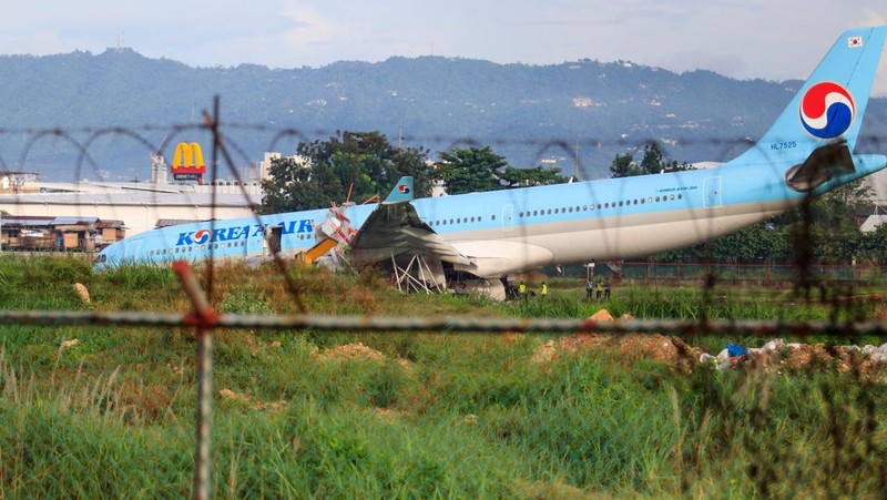 Kondisi pesawat Korean Air Lines Co. yang rusak usai overshot the runway atau melaju hingga melewati landasan saat mendarat di Bandara Internasional Mactan Cebu di Cebu, Filipina tengah, Senin (24/10/2022). Pesawat maskapai Korean Air jenis Airbus SE A330 yang membawa 173 penumpang mengalami insiden selah berhasil menyentuh landasan, namun terus melaju hingga melewati ujung landasan saat cuaca buruk dan pihak berwenang mengatakan semua penumpang dalam pesawat selamat. (Civil Aviation Authority of the Philippines via AP)