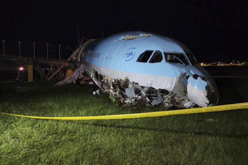Kecelakaan Pesawat Korean Air Lines di Bandara Internasional Mactan Cebu di Cebu, Filipina Kondisi pesawat Korean Air Lines Co. yang rusak usai overshot the runway atau melaju hingga melewati landasan saat mendarat di Bandara Internasional Mactan Cebu di Cebu, Filipina tengah, Senin (24/10/2022). Pesawat maskapai Korean Air jenis Airbus SE A330 yang membawa 173 penumpang mengalami insiden selah berhasil menyentuh landasan, namun terus melaju hingga melewati ujung landasan saat cuaca buruk dan pihak berwenang mengatakan semua penumpang dalam pesawat selamat. (Civil Aviation Authority of the Philippines via AP)