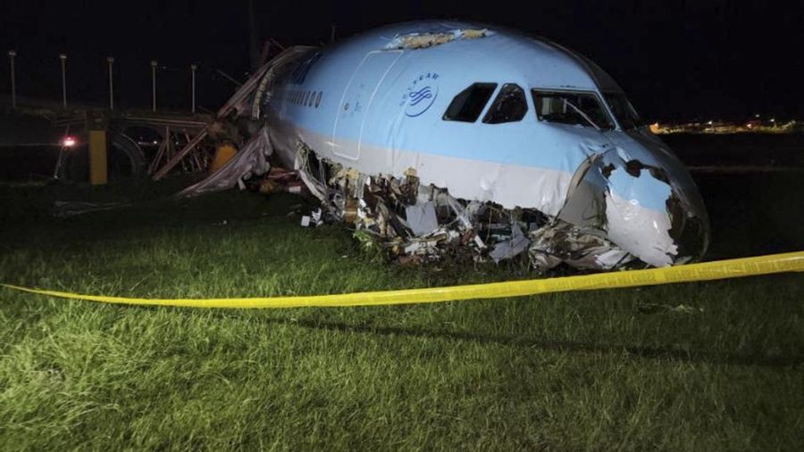 Kondisi pesawat Korean Air Lines Co. yang rusak usai overshot the runway atau melaju hingga melewati landasan saat mendarat di Bandara Internasional Mactan Cebu di Cebu, Filipina tengah, Senin (24/10/2022). Pesawat maskapai Korean Air jenis Airbus SE A330 yang membawa 173 penumpang mengalami insiden selah berhasil menyentuh landasan, namun terus melaju hingga melewati ujung landasan saat cuaca buruk dan pihak berwenang mengatakan semua penumpang dalam pesawat selamat. (Civil Aviation Authority of the Philippines via AP)