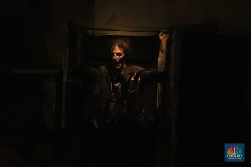Pengunjung mencoba wahana Zombie Wars di Trans Studio Cibubur (TSM), Senin (24/10/22). Menyambut Halloween, TSM menghadirkan sesuatu yang mencekam sekaligus menantang di haunted house “Enigma Terror.  (CNBC Indonesia/ Tri Susilo)
