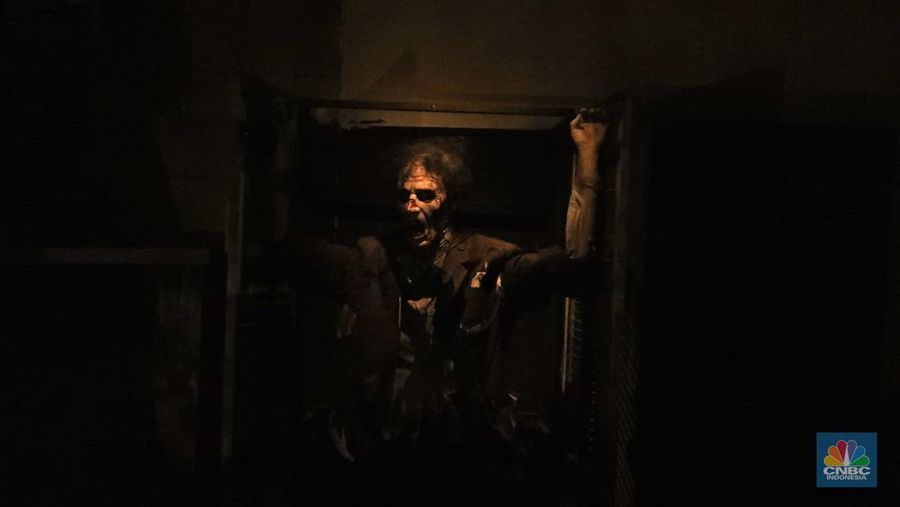 Pengunjung mencoba wahana Zombie Wars di Trans Studio Cibubur (TSM), Senin (24/10/22). Menyambut Halloween, TSM menghadirkan sesuatu yang mencekam sekaligus menantang di haunted house “Enigma Terror.  (CNBC Indonesia/ Tri Susilo)