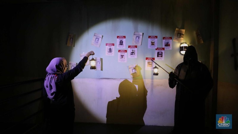 Pengunjung mencoba wahana Zombie Wars di Trans Studio Cibubur (TSM), Senin (24/10/22). Menyambut Halloween, TSM menghadirkan sesuatu yang mencekam sekaligus menantang di haunted house “Enigma Terror.  (CNBC Indonesia/ Tri Susilo)
