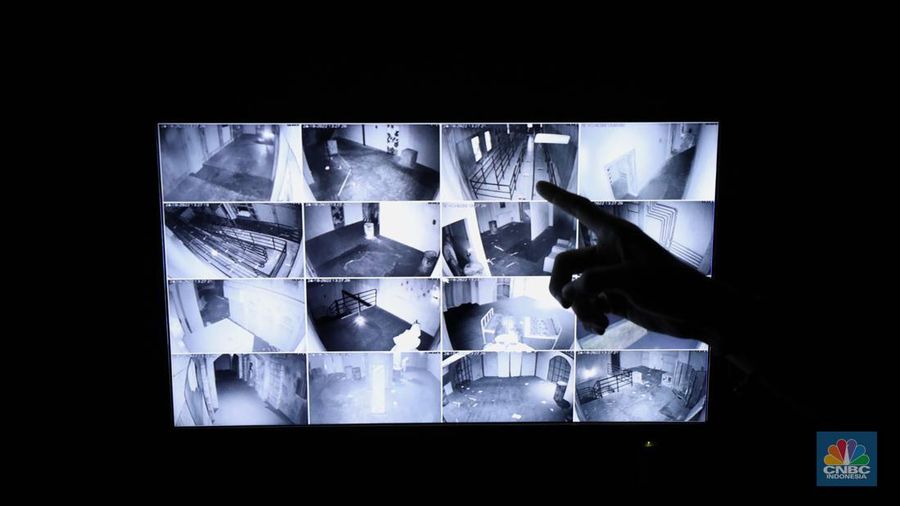 Pengunjung mencoba wahana Zombie Wars di Trans Studio Cibubur (TSM), Senin (24/10/22). Menyambut Halloween, TSM menghadirkan sesuatu yang mencekam sekaligus menantang di haunted house “Enigma Terror.  (CNBC Indonesia/ Tri Susilo)