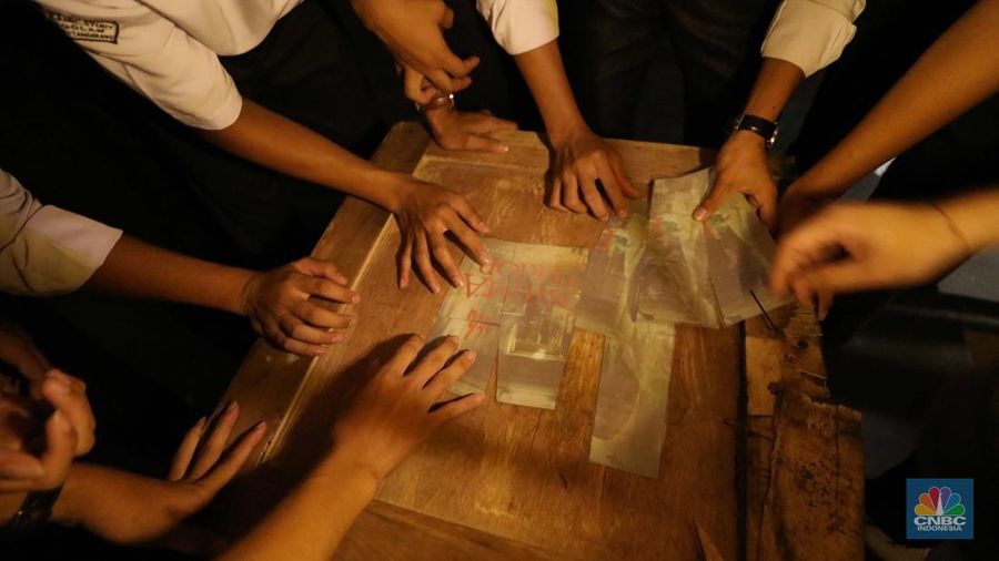 Pengunjung mencoba wahana Zombie Wars di Trans Studio Cibubur (TSM), Senin (24/10/22). Menyambut Halloween, TSM menghadirkan sesuatu yang mencekam sekaligus menantang di haunted house “Enigma Terror.  (CNBC Indonesia/ Tri Susilo)