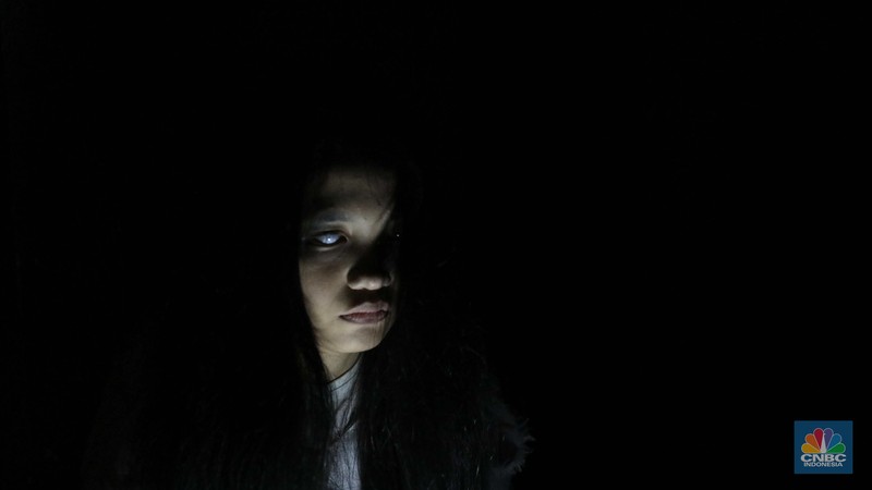 Pengunjung mencoba wahana Zombie Wars di Trans Studio Cibubur (TSM), Senin (24/10/22). Menyambut Halloween, TSM menghadirkan sesuatu yang mencekam sekaligus menantang di haunted house “Enigma Terror.  (CNBC Indonesia/ Tri Susilo)