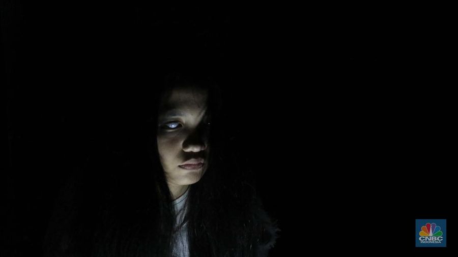 Pengunjung mencoba wahana Zombie Wars di Trans Studio Cibubur (TSM), Senin (24/10/22). Menyambut Halloween, TSM menghadirkan sesuatu yang mencekam sekaligus menantang di haunted house “Enigma Terror.  (CNBC Indonesia/ Tri Susilo)