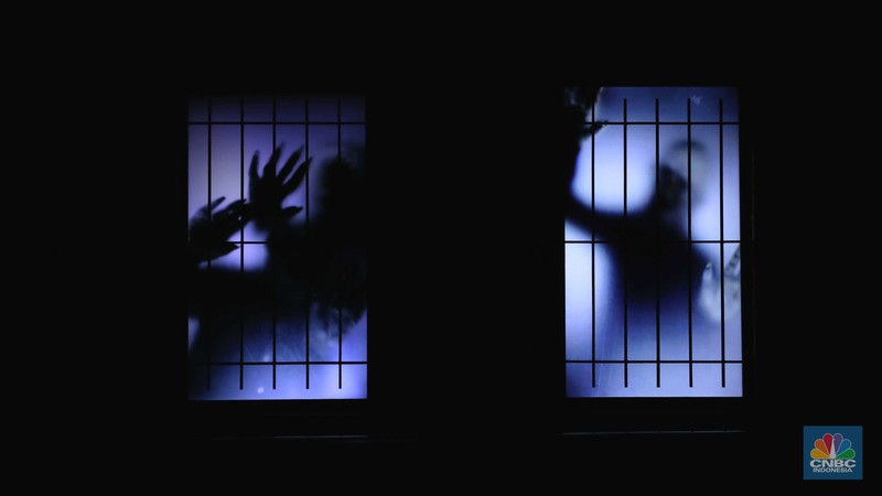 Pengunjung mencoba wahana Zombie Wars di Trans Studio Cibubur (TSM), Senin (24/10/22). Menyambut Halloween, TSM menghadirkan sesuatu yang mencekam sekaligus menantang di haunted house “Enigma Terror.  (CNBC Indonesia/ Tri Susilo)