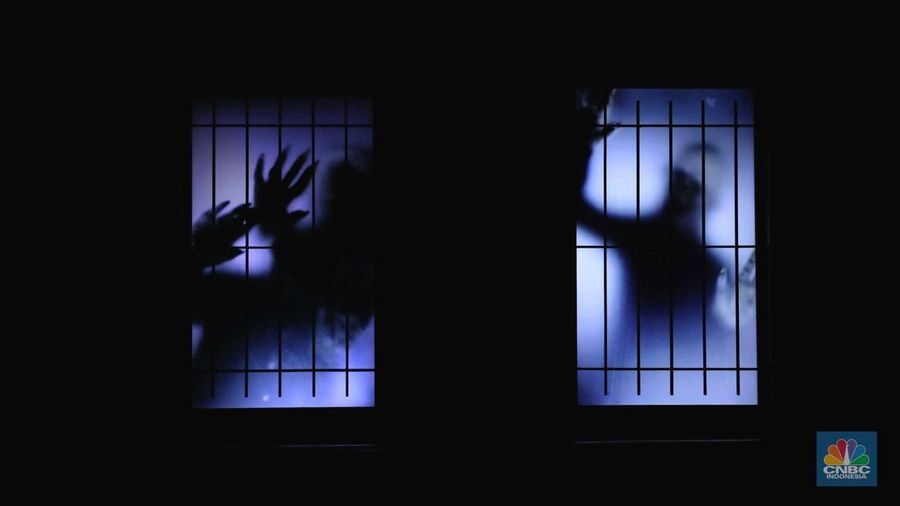 Pengunjung mencoba wahana Zombie Wars di Trans Studio Cibubur (TSM), Senin (24/10/22). Menyambut Halloween, TSM menghadirkan sesuatu yang mencekam sekaligus menantang di haunted house “Enigma Terror.  (CNBC Indonesia/ Tri Susilo)