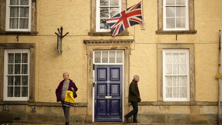 Inggris RICHMOND, ENGLAND - OCTOBER 24:A union flag flies outside Richmondshire Conservative Club in the heart of Rishi Sunak's constituency of Richmond (Yorkshire) on October 24, 2022 in Richmond, England. Rishi Sunak was appointed as Conservative leader and will become the UK's 57th Prime Minister today after he was the only candidate to garner 100-plus votes from Conservative MPs in the contest for prime minister. (Photo by Christopher Furlong/Getty Images)