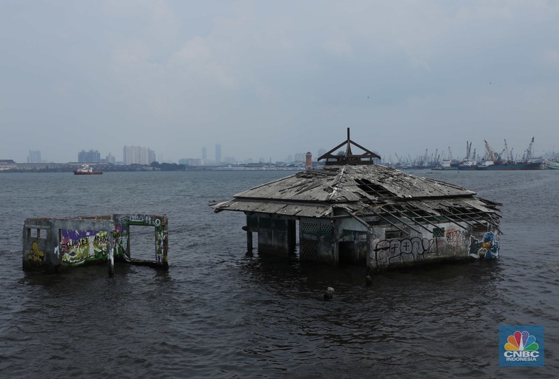 Masjid Wal-Adhuna yang tenggelam belasan tahun lalu akibat banjir rob Sejumlah anak bermain di Masjid Wal-Adhuna yang tenggelam belasan tahun lalu akibat banjir rob di Muara Baru, Jakarta, Selasa (25/10/2021). Proyeksi lembaga nirlaba, Climate Central mendeteksi sejumlah wilayah di kawasan Pantai Utara (Pantura), Jawa terancam tenggelam atau terendam air pasang laut. (CNBC Indonesia/ Tri Susilo)