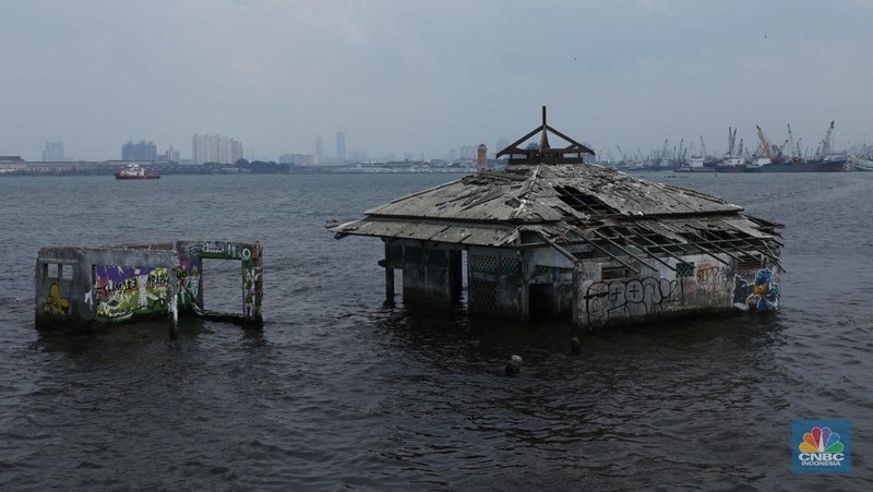 Sejumlah anak bermain di Masjid Wal-Adhuna yang tenggelam belasan tahun lalu akibat banjir rob di Muara Baru, Jakarta, Selasa (25/10/2021). Proyeksi lembaga nirlaba, Climate Central mendeteksi sejumlah wilayah di kawasan Pantai Utara (Pantura), Jawa terancam tenggelam atau terendam air pasang laut.  (CNBC Indonesia/ Tri Susilo)
