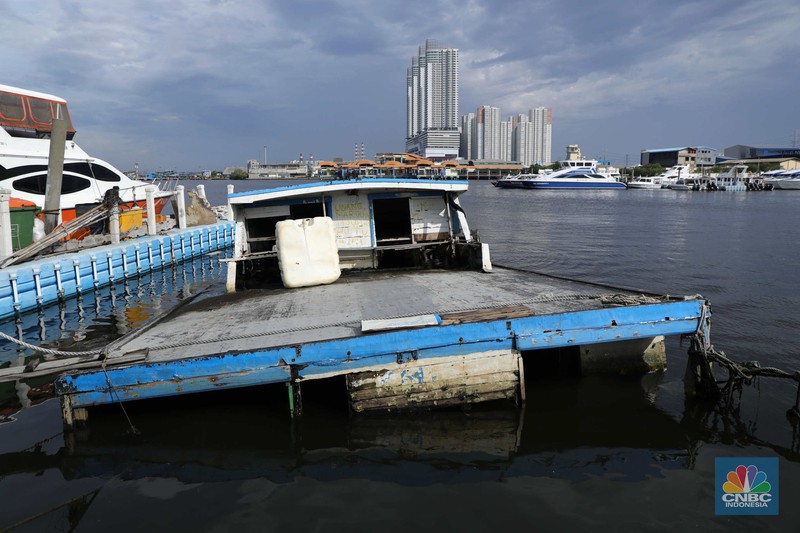 Masjid Wal-Adhuna yang tenggelam belasan tahun lalu akibat banjir rob Sejumlah anak bermain di Masjid Wal-Adhuna yang tenggelam belasan tahun lalu akibat banjir rob di Muara Baru, Jakarta, Selasa (25/10/2021). Proyeksi lembaga nirlaba, Climate Central mendeteksi sejumlah wilayah di kawasan Pantai Utara (Pantura), Jawa terancam tenggelam atau terendam air pasang laut. (CNBC Indonesia/ Tri Susilo)