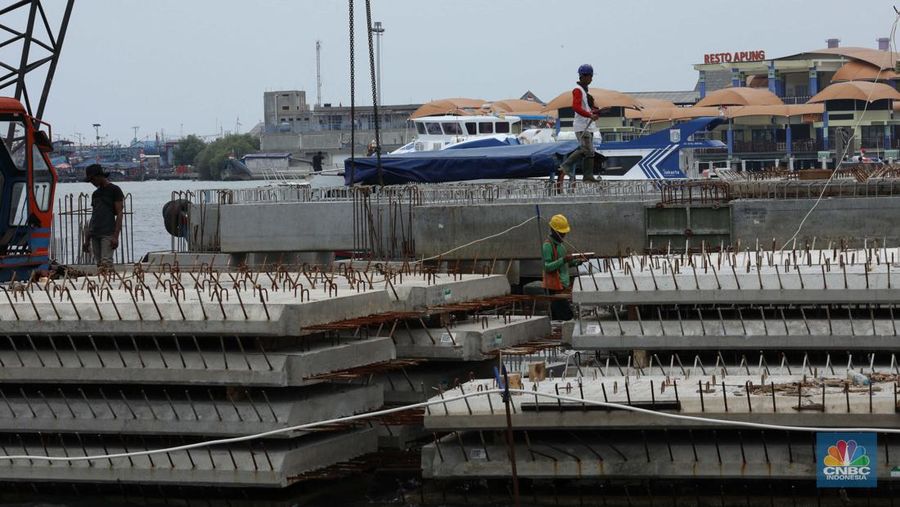 Sejumlah anak bermain di Masjid Wal-Adhuna yang tenggelam belasan tahun lalu akibat banjir rob di Muara Baru, Jakarta, Selasa (25/10/2021). Proyeksi lembaga nirlaba, Climate Central mendeteksi sejumlah wilayah di kawasan Pantai Utara (Pantura), Jawa terancam tenggelam atau terendam air pasang laut.  (CNBC Indonesia/ Tri Susilo)
