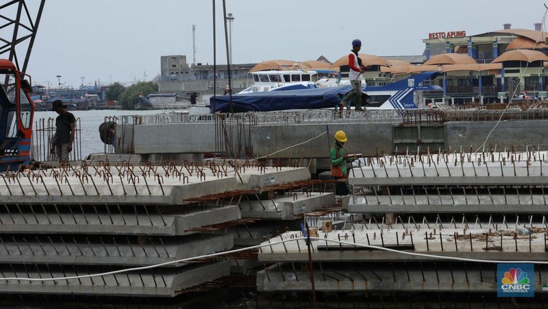 Sejumlah anak bermain di Masjid Wal-Adhuna yang tenggelam belasan tahun lalu akibat banjir rob di Muara Baru, Jakarta, Selasa (25/10/2021). Proyeksi lembaga nirlaba, Climate Central mendeteksi sejumlah wilayah di kawasan Pantai Utara (Pantura), Jawa terancam tenggelam atau terendam air pasang laut.  (CNBC Indonesia/ Tri Susilo)