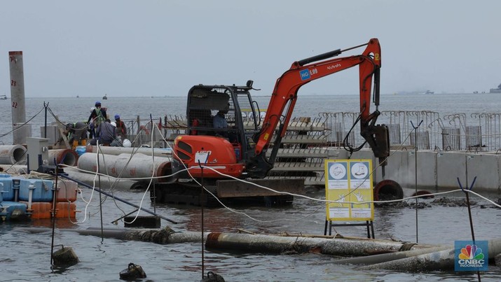 Suasana pembangunan tanggul laut di Pelabuhan Kali Adem, Jakarta Utara, Selasa (25/10/2021). Tanggul laut tersebut bertujuan untuk mengurangi risiko banjir, rob, dan mencegah penurunan permukaan air tanah. (CNBC Indonesia/ Tri Susilo)