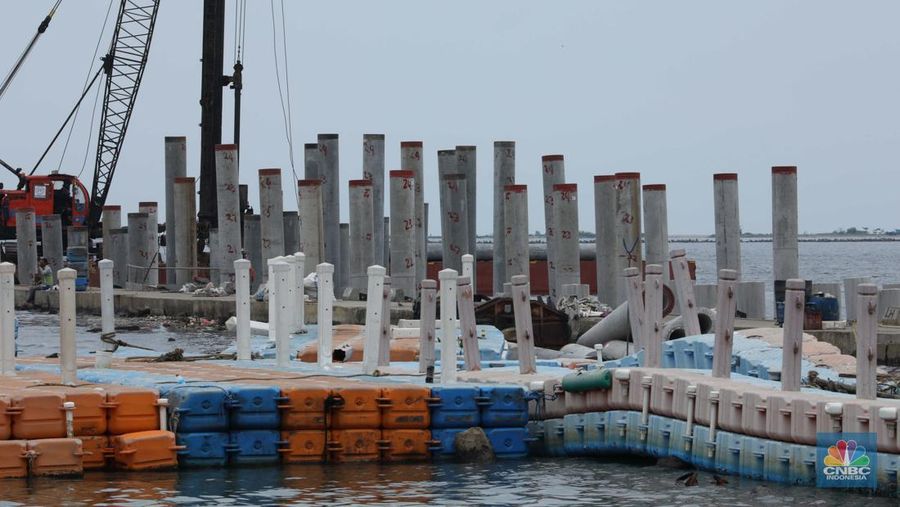 Suasana pembangunan tanggul laut di Pelabuhan Kali Adem, Jakarta Utara, Selasa (25/10/2021). Tanggul laut tersebut bertujuan untuk mengurangi risiko banjir, rob, dan mencegah penurunan permukaan air tanah. (CNBC Indonesia/ Tri Susilo)