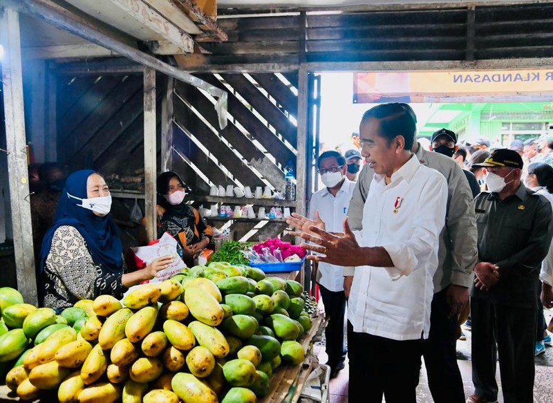 Presiden Joko Widodo mengawali kunjungan kerjanya di Provinsi Kalimantan Timur dengan mengunjungi Pasar Klandasan Presiden Joko Widodo mengawali kunjungan kerjanya di Provinsi Kalimantan Timur dengan mengunjungi Pasar Klandasan, Kota Balikpapan, Selasa (25/10/2022) Di sana, Presiden menyapa sekaligus menyerahkan bantuan sosial kepada para pedagang pasar dan pedagang kaki lima (PKL). (Foto: Laily Rachev - Biro Pers Sekretariat Presiden)