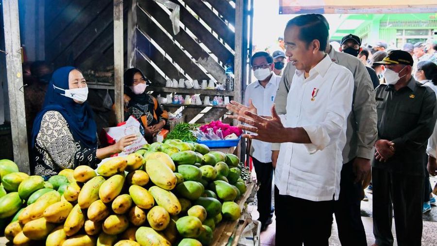 Presiden Joko Widodo mengawali kunjungan kerjanya di Provinsi Kalimantan Timur dengan mengunjungi Pasar Klandasan, Kota Balikpapan, Selasa (25/10/2022) Di sana, Presiden menyapa sekaligus menyerahkan bantuan sosial kepada para pedagang pasar dan pedagang kaki lima (PKL).  (Foto: Laily Rachev - Biro Pers Sekretariat Presiden)
