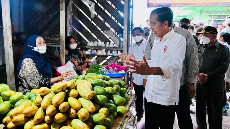 Presiden Joko Widodo mengawali kunjungan kerjanya di Provinsi Kalimantan Timur dengan mengunjungi Pasar Klandasan, Kota Balikpapan, Selasa (25/10/2022) Di sana, Presiden menyapa sekaligus menyerahkan bantuan sosial kepada para pedagang pasar dan pedagang kaki lima (PKL).  (Foto: Laily Rachev - Biro Pers Sekretariat Presiden)
