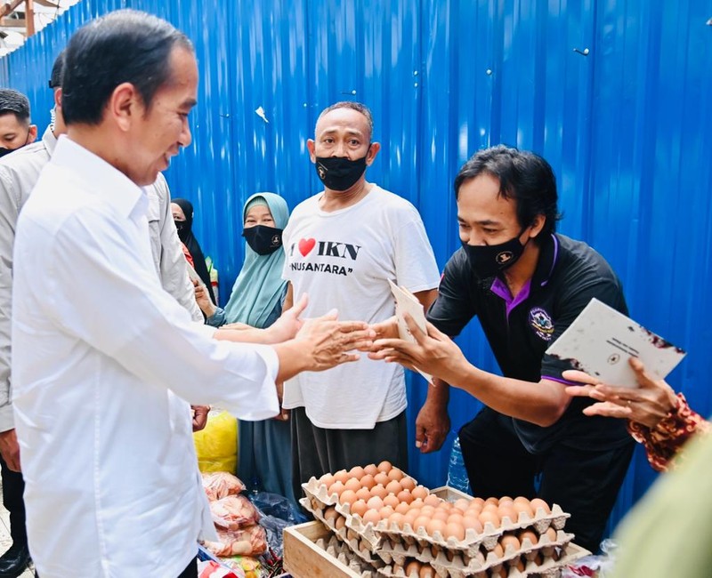 Presiden Joko Widodo mengawali kunjungan kerjanya di Provinsi Kalimantan Timur dengan mengunjungi Pasar Klandasan Presiden Joko Widodo mengawali kunjungan kerjanya di Provinsi Kalimantan Timur dengan mengunjungi Pasar Klandasan, Kota Balikpapan, Selasa (25/10/2022) Di sana, Presiden menyapa sekaligus menyerahkan bantuan sosial kepada para pedagang pasar dan pedagang kaki lima (PKL). (Foto: Laily Rachev - Biro Pers Sekretariat Presiden)