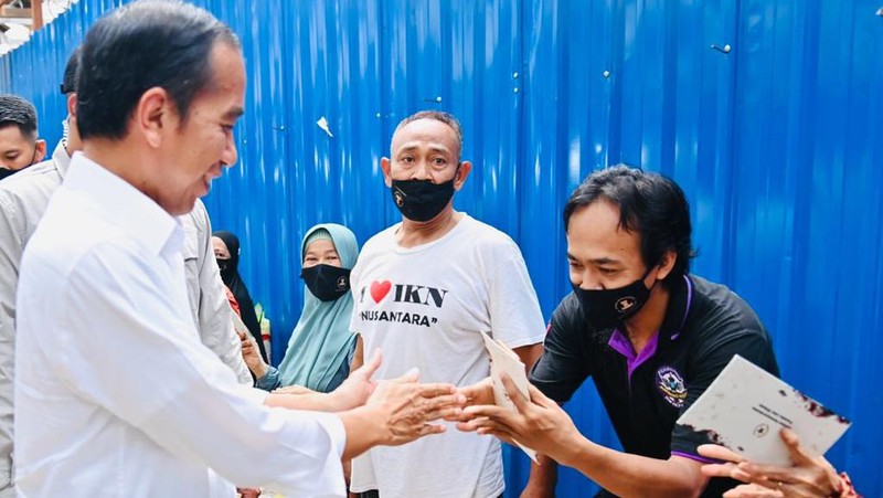 Presiden Joko Widodo mengawali kunjungan kerjanya di Provinsi Kalimantan Timur dengan mengunjungi Pasar Klandasan, Kota Balikpapan, Selasa (25/10/2022) Di sana, Presiden menyapa sekaligus menyerahkan bantuan sosial kepada para pedagang pasar dan pedagang kaki lima (PKL).  (Foto: Laily Rachev - Biro Pers Sekretariat Presiden)