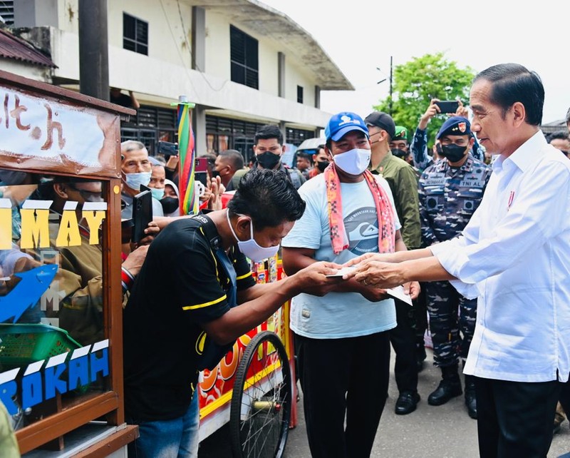 Presiden Joko Widodo mengawali kunjungan kerjanya di Provinsi Kalimantan Timur dengan mengunjungi Pasar Klandasan Presiden Joko Widodo mengawali kunjungan kerjanya di Provinsi Kalimantan Timur dengan mengunjungi Pasar Klandasan, Kota Balikpapan, Selasa (25/10/2022) Di sana, Presiden menyapa sekaligus menyerahkan bantuan sosial kepada para pedagang pasar dan pedagang kaki lima (PKL). (Foto: Laily Rachev - Biro Pers Sekretariat Presiden)