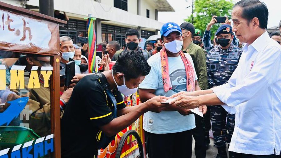 Presiden Joko Widodo mengawali kunjungan kerjanya di Provinsi Kalimantan Timur dengan mengunjungi Pasar Klandasan, Kota Balikpapan, Selasa (25/10/2022) Di sana, Presiden menyapa sekaligus menyerahkan bantuan sosial kepada para pedagang pasar dan pedagang kaki lima (PKL).  (Foto: Laily Rachev - Biro Pers Sekretariat Presiden)