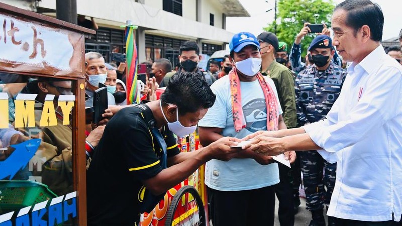 Presiden Joko Widodo mengawali kunjungan kerjanya di Provinsi Kalimantan Timur dengan mengunjungi Pasar Klandasan, Kota Balikpapan, Selasa (25/10/2022) Di sana, Presiden menyapa sekaligus menyerahkan bantuan sosial kepada para pedagang pasar dan pedagang kaki lima (PKL).  (Foto: Laily Rachev - Biro Pers Sekretariat Presiden)